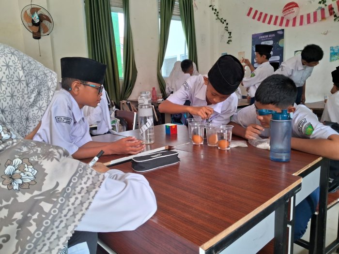 Kelas 7F Belajar Sains Lewat Telur Asin: Tenggelam, Terapung, atau Melayang? Kelas 7F Belajar Sains Lewat Telur Asin: Tenggelam, Terapung, atau Melayang?