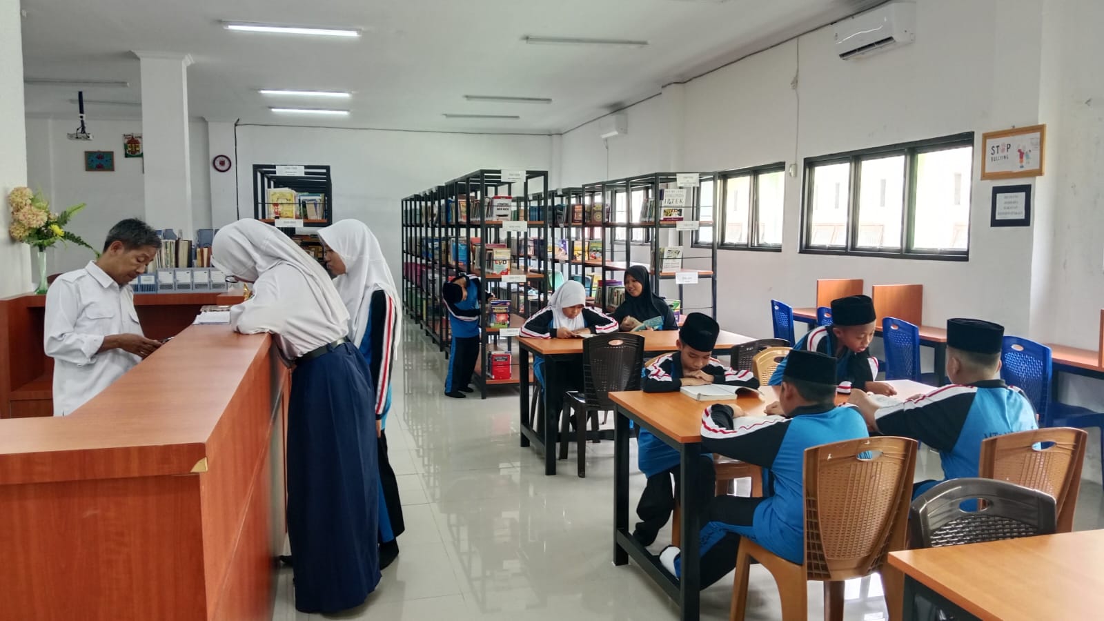 Antusiasme Siswa MTsN 2 Kota Jambi dalam Kunjungan ke Perpustakaan