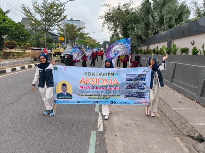 Tim Drumband dan Pramuka MTsN 2 Kota Jambi Tampil Beda di Pawai Pembukaan Aksioma 2025