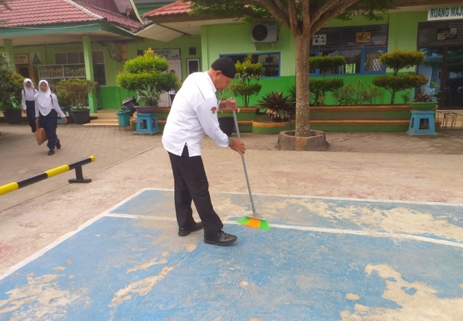 Lingkungan Nyaman Berkat Pahlawan Kebersihan MTsN 2 Kota Jambi Lingkungan Nyaman Berkat Pahlawan Kebersihan MTsN 2 Kota Jambi