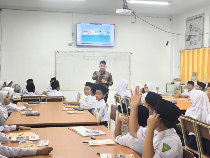 Pak Rahmat Andrian, S.I.P Produksi Video UKIN Bersama Siswa Kelas 7A