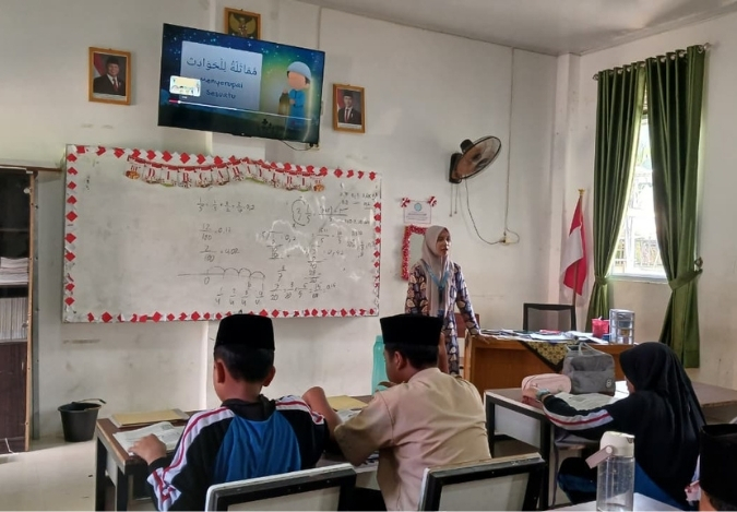 Belajar Akidah Akhlak Lebih Seru Lewat Smart TV di Kelas 7F