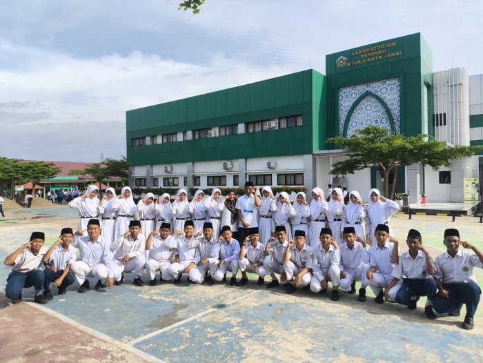 Kelas 9F Tampil Gemilang sebagai Petugas Upacara Bendera Kelas 9F Tampil Gemilang sebagai Petugas Upacara Bendera