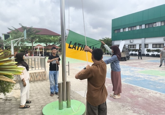 Kelas 9E Tunjukkan Dedikasi Lewat Latihan Upacara di Hari Libur Kelas 9E Tunjukkan Dedikasi Lewat Latihan Upacara di Hari Libur