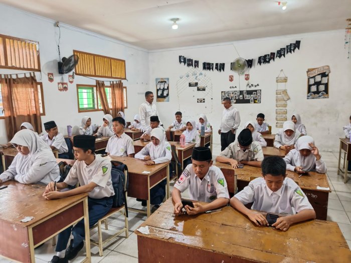 Tinjau Langsung Pelaksanaan ASAT, Plt. Kepala Madrasah Minta Siswa Jaga Integritas Tinjau Langsung Pelaksanaan ASAT, Plt. Kepala Madrasah Minta Siswa Jaga Integritas
