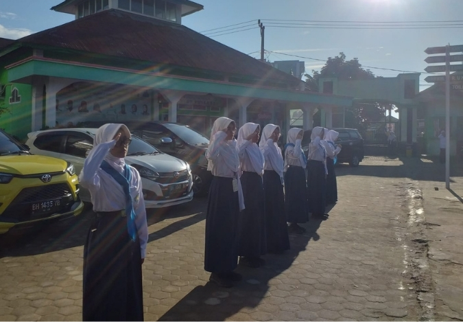 Langkah Sigap PMR Jaga Kesehatan di Lapangan Upacara