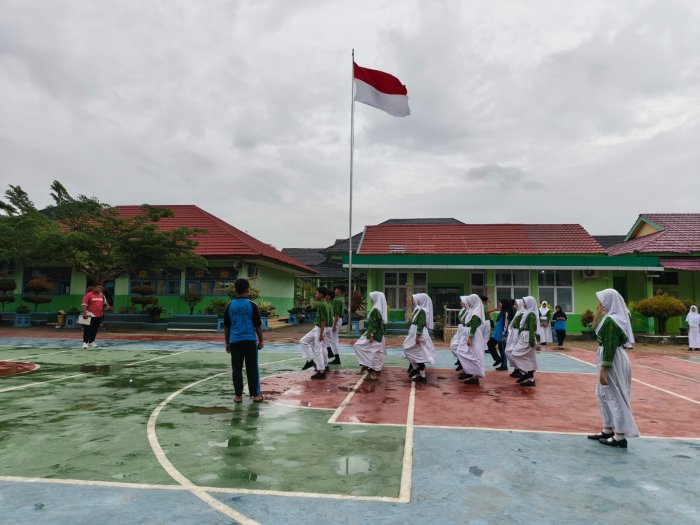 Anggota Pramuka Latihan di Bawah Langit Mendung, Siap Jadi Petugas Upacara Senin