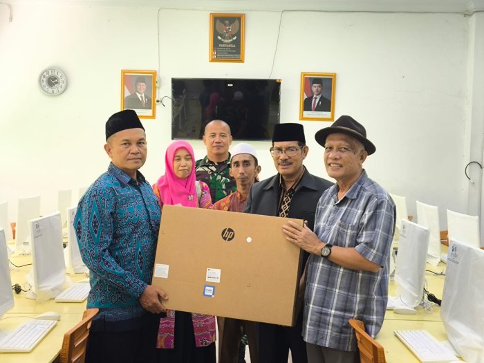 Komite MTsN 2 Kota Jambi Serahkan 32 PC All-in-One: Dukungan Nyata untuk Pembelajaran Berbasis Teknologi