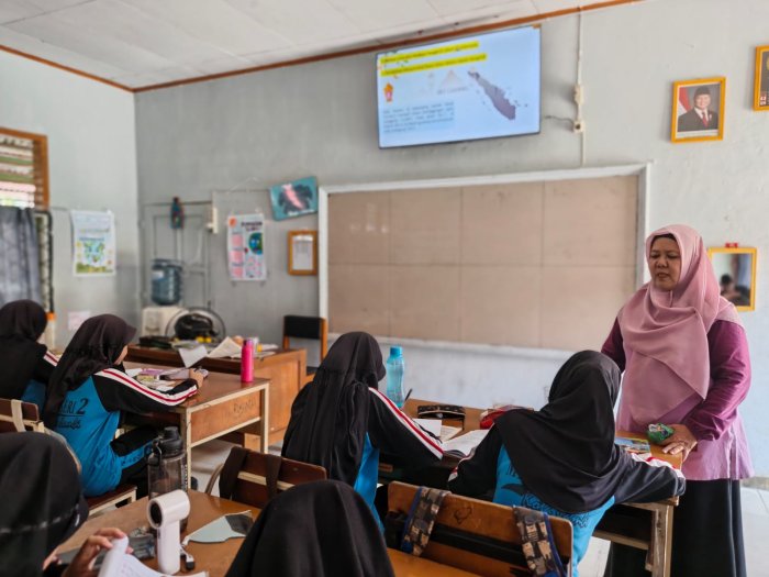 Smart TV Membawa Siswa MTsN 2 Kota Jambi Menyusuri Akulturasi Budaya Islam Smart TV Membawa Siswa MTsN 2 Kota Jambi Menyusuri Akulturasi Budaya Islam