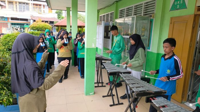 Kompak Berirama: Persiapan Drumband MTsN 2 Kota Jambi Kompak Berirama: Persiapan Drumband MTsN 2 Kota Jambi