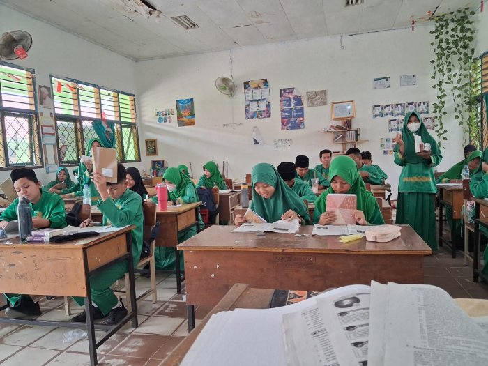 Aksi Rutin Pembagian TTD di MTsN 2 Kota Jambi Berlanjut Saat Belajar Luring