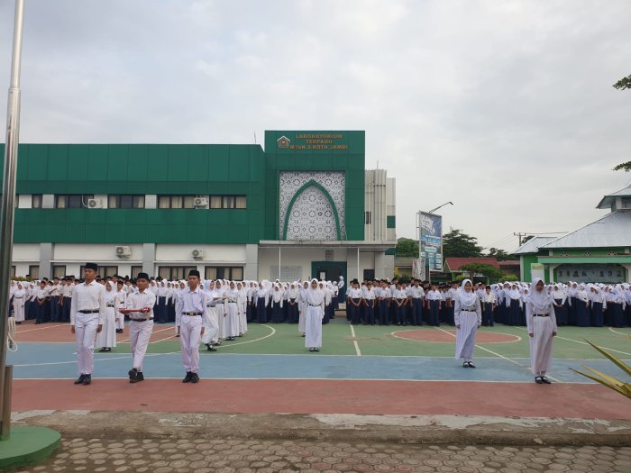 Upacara Senin: Pramuka Bertugas, PMR Siaga, Pembina Beri  Amanat Penuh Makna