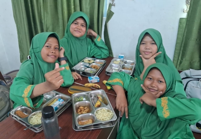 Potret Kelas 9B, 9K, 7K, dan 7F Nikmati Santap MBG Jumat