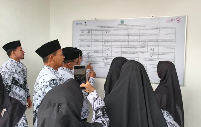 Penandatanganan Komitmen ZI WBK WBBM Warnai Hari Guru di MTsN 2 Kota Jambi