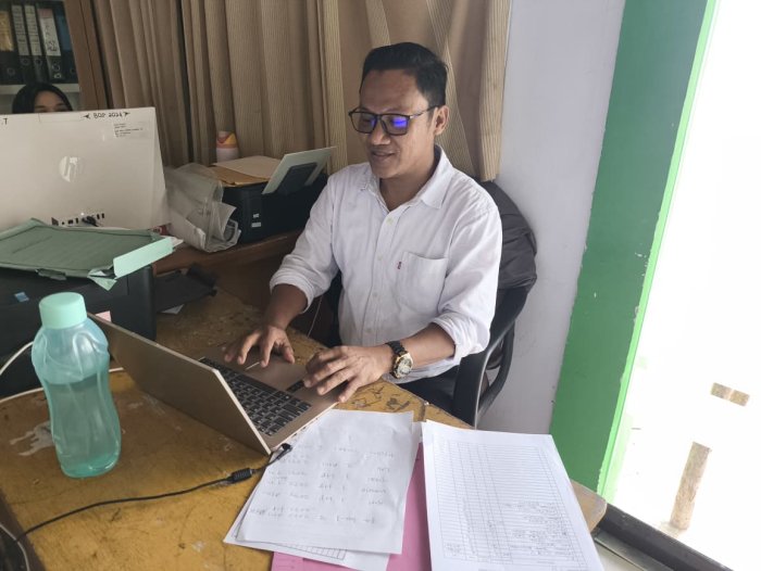 Pemutakhiran Data Inventaris: Pak Caripuddin Pastikan Sarpras Madrasah Tertata Rapi