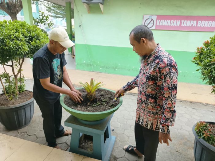 Tendik MTsN 2 Kota Jambi Giat Rawat Lingkungan Saat Kelas Beralih Virtual