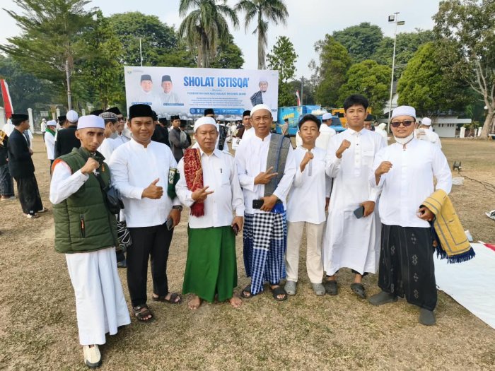 Saat Masyarakat Bersatu Memohon Hujan di Lapangan Gubernur