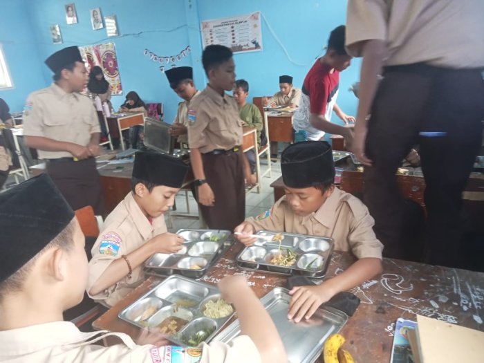 MBG Kelas 7A, 7B, 7C, dan 7D MTsN 2 Kota Jambi: Dua Hari Penuh Rasa, Dua Hari Penuh Cerita MBG Kelas 7A, 7B, 7C, dan 7D MTsN 2 Kota Jambi: Dua Hari Penuh Rasa, Dua Hari Penuh Cerita