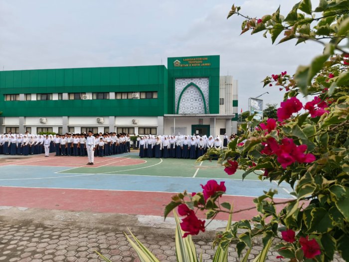 Amanat Upacara: Umat Islam Wajib Menuntut Ilmu dan Mengedepankan Akhlak Baik