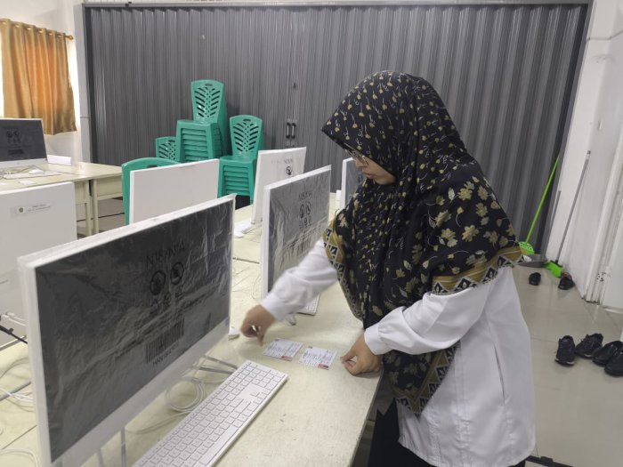 Panitia ANBK MTsN 2 Kota Jambi Lakukan Persiapan Teknis: Nomor Peserta Ditempel, Koneksi dan PC Dicek Panitia ANBK MTsN 2 Kota Jambi Lakukan Persiapan Teknis: Nomor Peserta Ditempel, Koneksi dan PC Dicek