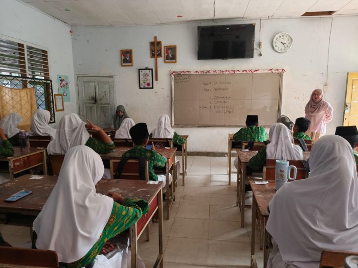 Pantau Hari Ketiga ASAT, Ketua Panitia Ingatkan Siswa Jaga Kebersihan Lingkungan Pantau Hari Ketiga ASAT, Ketua Panitia Ingatkan Siswa Jaga Kebersihan Lingkungan