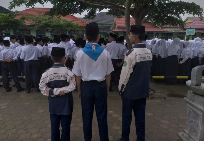 Siap Siaga! Anggota OSIM MTsN 2 Kota Jambi Kawal Upacara Bendera