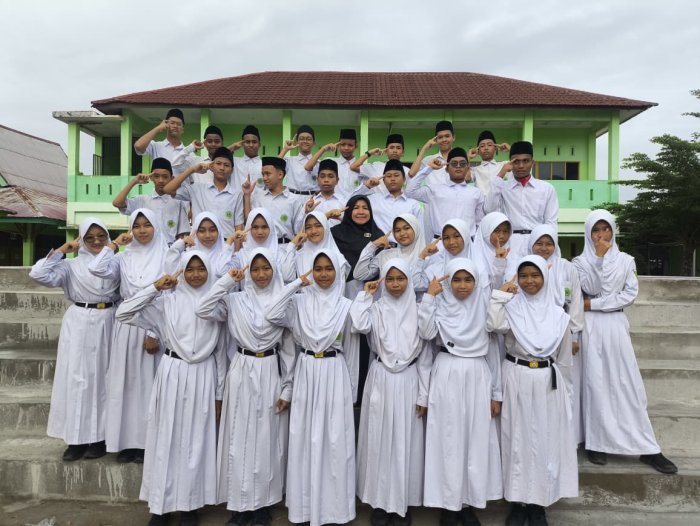 Kelas 8J Tampil Tertib dan Kompak Sebagai Petugas Upacara Bendera MTsN 2 Kota Jambi