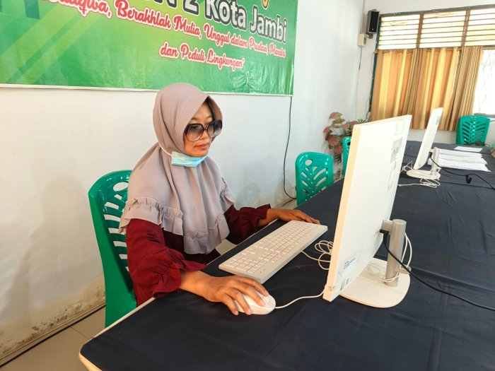 Tim Infografisi MTsN 2 Kota Jambi Lembur Siapkan Konten Edukatif