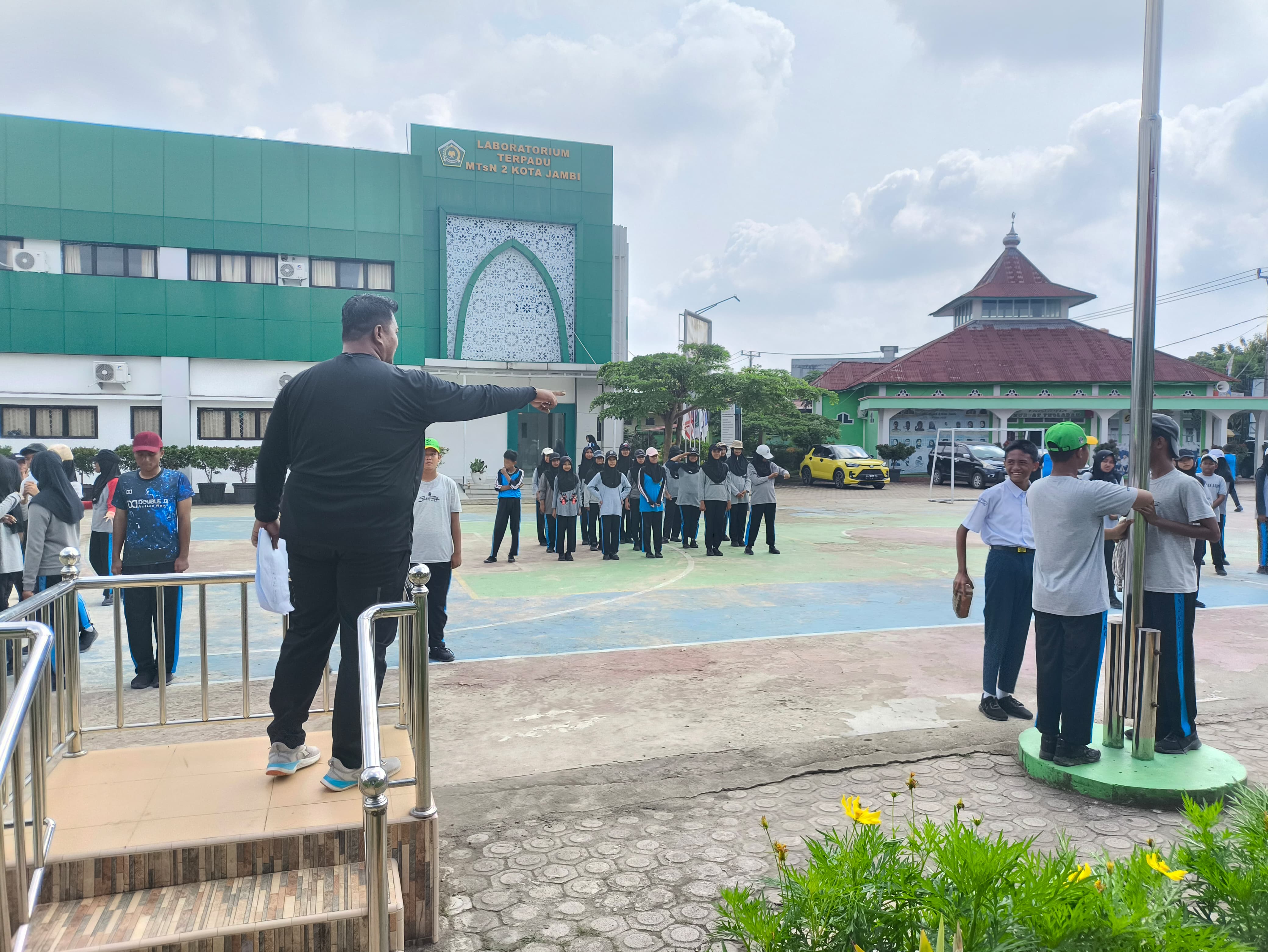 Tim Paskibra Mantapkan Formasi, Drum Band Fokus Lagu â€œPadamu Pahlawanâ€