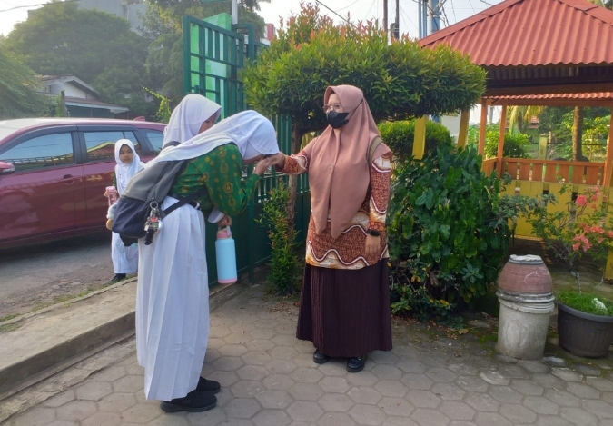 Sapaan Guru MTsN 2 Kota Jambi, Hadirkan Pagi Penuh Semangat