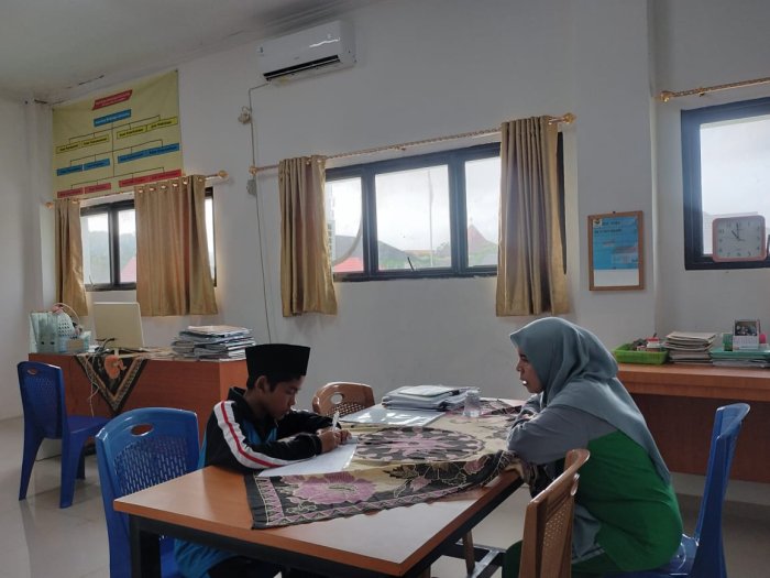 Ibu Mimiyati Laksanakan Konseling Pribadi di Ruang BK MTsN 2 Kota Jambi