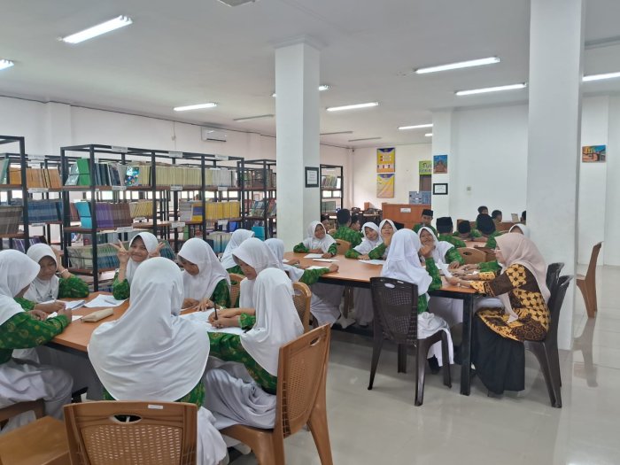 Siswa Kelas 7F MTsN 2 Kota Jambi Isi Angket Kejujuran Bersama Ibu Mimi di Perpustakaan Madrasah