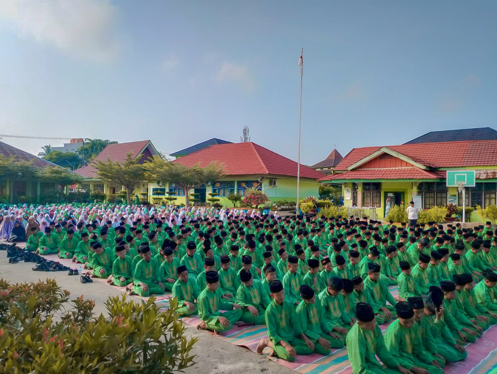 Masanders MTsN 2 Kota Jambi Laksanakan Salat Duha Berjamaah di Jumat Pagi Masanders MTsN 2 Kota Jambi Laksanakan Salat Duha Berjamaah di Jumat Pagi