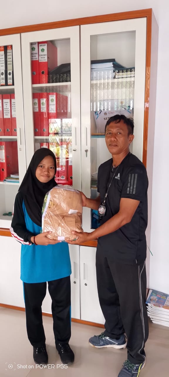 Ananda Sherena Dwi Aquila kelas 8J terima bantuan (Zona Integritas)