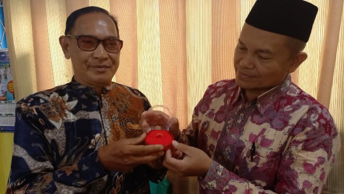 Cincin Kenangan Menghantar Purna Bakti Sang Guru IPS