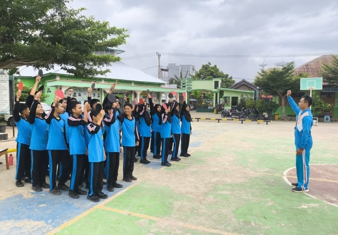 Teknik Dasar Tenis Meja Dikenalkan Lewat Praktik di Kelas 8B