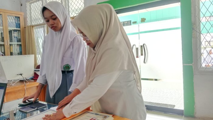 Alumni Kelas 9G dan 9H MTsN 2 Kota Jambi Ikuti Proses Sidik Jari Ijazah