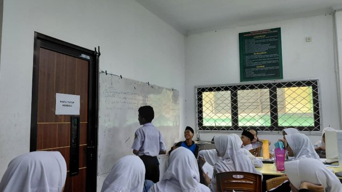 Ekskul Olimpiade MTK Semangat Bedah Soal Kompetisi