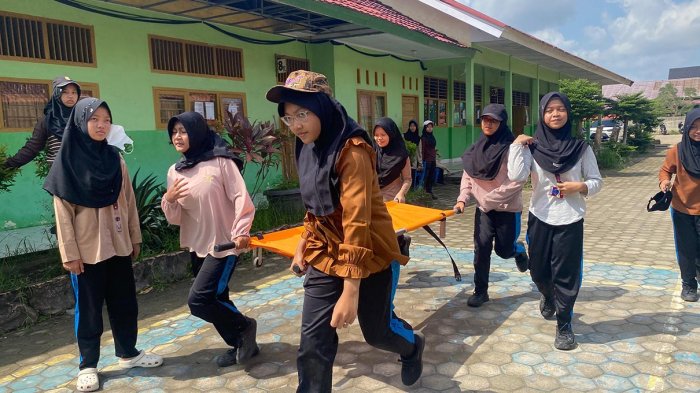 PMR MTsN 2 Kota Jambi Matangkan Aksi Drama dan Formasi untuk MATSAMA PMR MTsN 2 Kota Jambi Matangkan Aksi Drama dan Formasi untuk MATSAMA