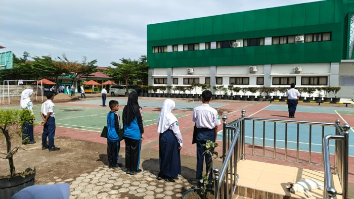 Semangat Kolaborasi Menyongsong Upacara Hari Guru di MTsN 2 Kota Jambi Semangat Kolaborasi Menyongsong Upacara Hari Guru di MTsN 2 Kota Jambi