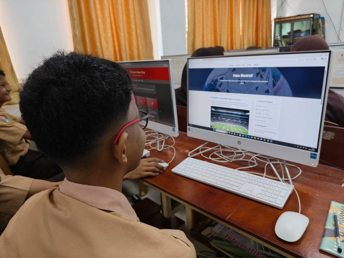 Gunakan AI, Kelas 9 MTsN 2 Kota Jambi Buat Kode HTML Tampilan Blog Statis