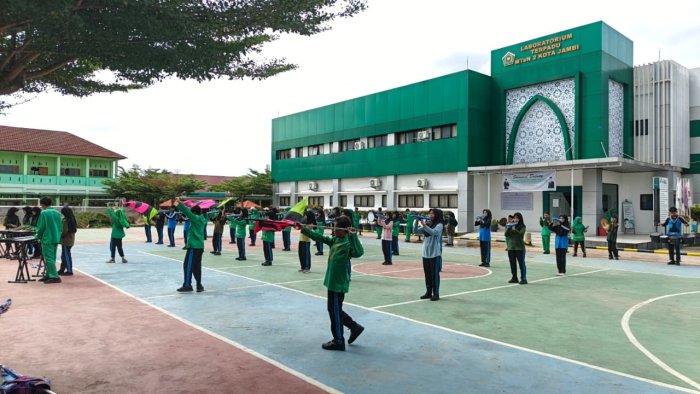 Drum Band MTsN 2 Kota Jambi Matangkan Koorsik dan Display