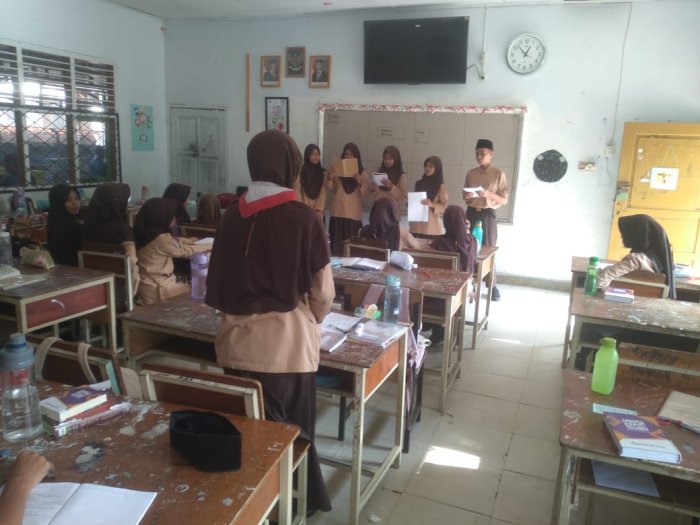 Bapak Irwan, S.Pd. Sajikan Pembelajaran Teks Laporan Hasil Observasi di Kelas 8E Bapak Irwan, S.Pd. Sajikan Pembelajaran Teks Laporan Hasil Observasi di Kelas 8E