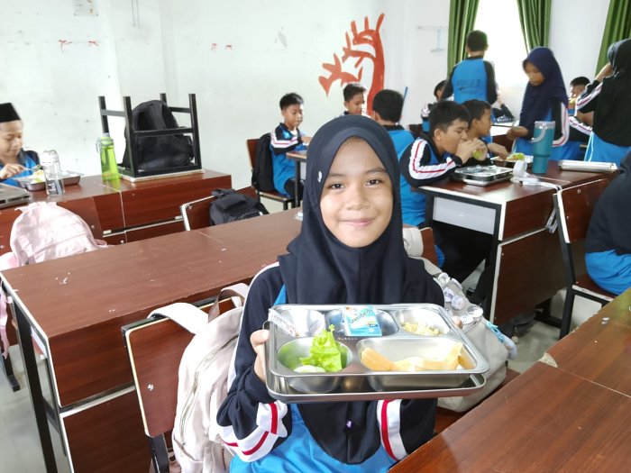Kelas 7H MTsN 2 Kota Jambi Antusias Ikuti Program MBG, Semangat Belajar Meningkat Kelas 7H MTsN 2 Kota Jambi Antusias Ikuti Program MBG, Semangat Belajar Meningkat