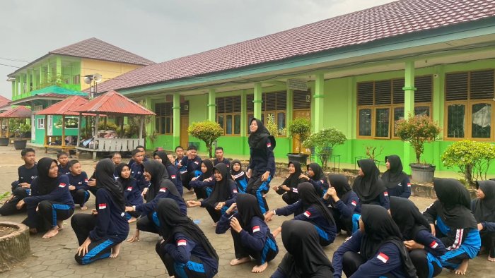 Ada Game Seru untuk Anggota PMR di Bawah Rintik Hujan