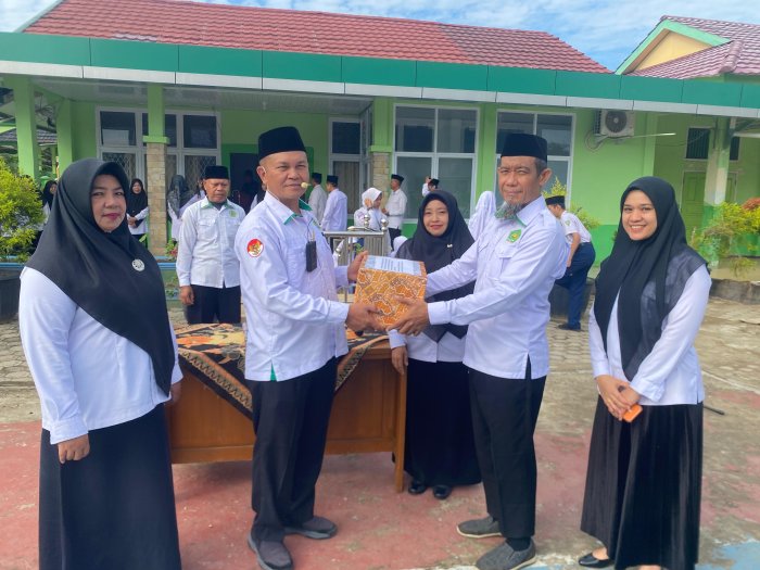 Penghormatan Enam Tahun Dedikasi di MTsN 2 Kota Jambi untuk Sang Kepala Madrasah