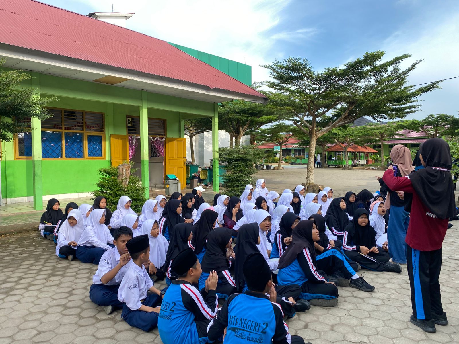 Ekskul PMR MTsN 2 Kota Jambi Latihan Rutin dengan Materi Yel-Yel dan Permainan Kelompok
