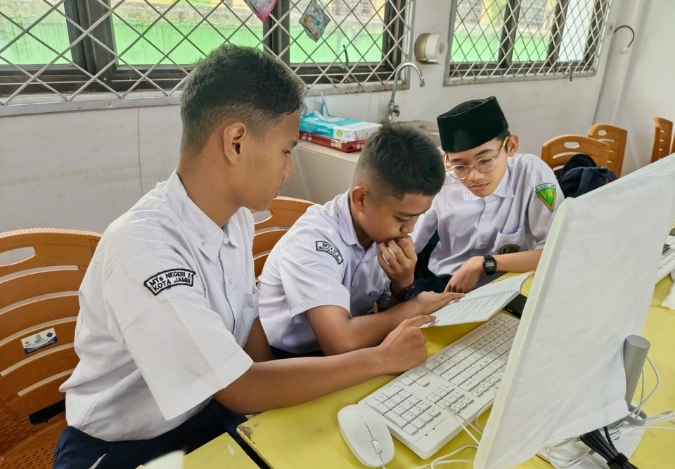 MTsN 2 Kota Jambi Kirim Dua Tim ke LCC Matematika DHFEST 2025