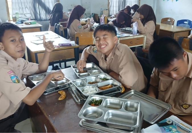 Keceriaan Santap Sehat MBG Siswa 8J, 9C, dan 9F