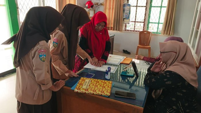 Proses Sidik Jari Ijazah Alumni MTsN 2 Kota Jambi Terus Berlanjut di Kantor TU Proses Sidik Jari Ijazah Alumni MTsN 2 Kota Jambi Terus Berlanjut di Kantor TU